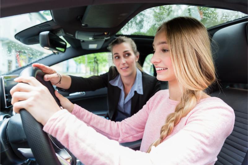 Mujer recibe instrucciones para conducir dentro de un coche